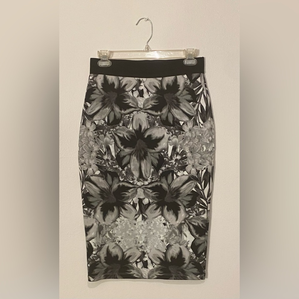 Floral pencil skirt, stretch material, Size: Small